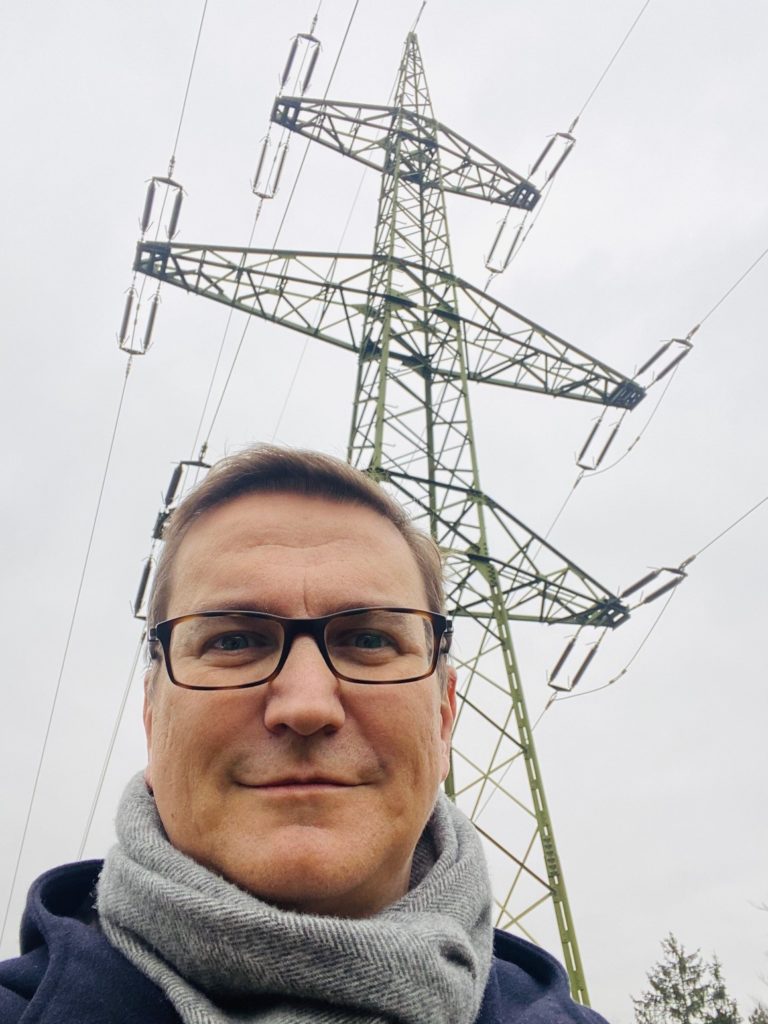Berthold Lindner im Vordergrund, im Hintergrund ein Strommast